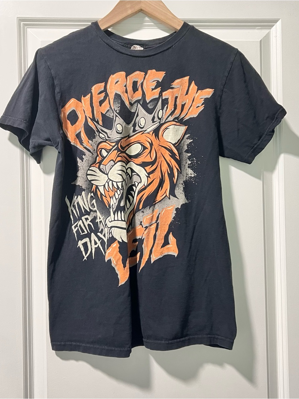Hot Topic Pierce The Veil King For A Day Boyfriend Fit T-Shirt Size Medium Faded - Picture 2 of 5